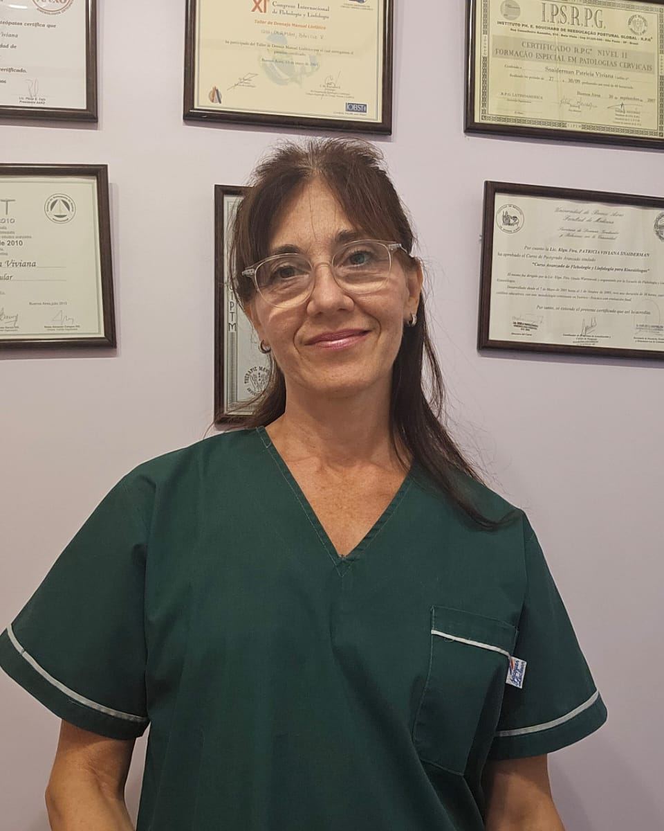 Lic. Patricia Snaiderman, kinesióloga y osteópata, en su consultorio en CABA